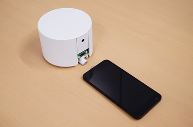 什么？不是机器人无线充电而是给手机无线充电的机器人？